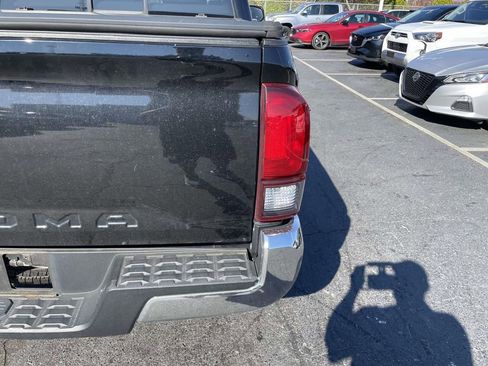 Used 2018 Toyota Tacoma SR5 w/ SR5 Appearance Package (SM) image 17