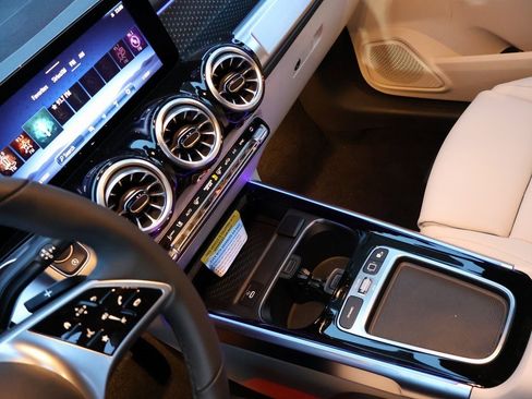 New 2025 Mercedes-Benz GLB 250 4MATIC image 21