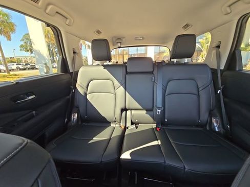 New 2025 Nissan Pathfinder SL image 32