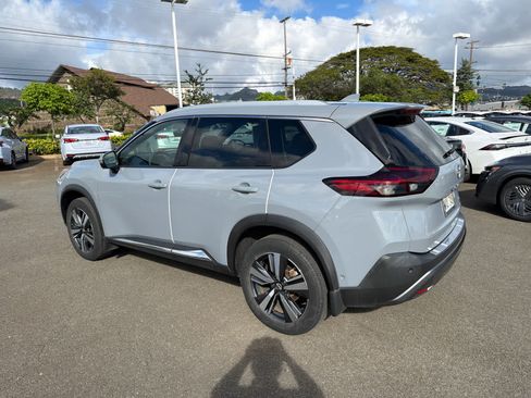 Used 2023 Nissan Rogue SL w/ SL Premium Package image 3