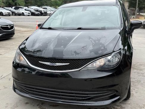 Used 2017 Chrysler Pacifica Touring FWD image 11