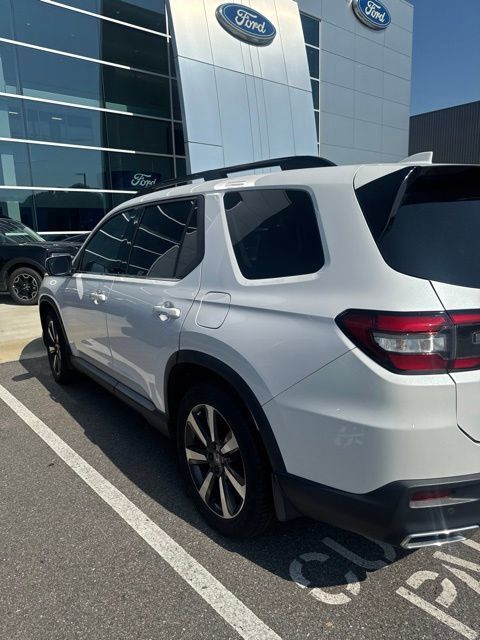 Used 2023 Honda Pilot Touring image 2