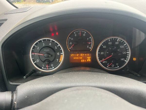 Used 2010 Nissan Titan SE w/ SE Value Truck Pkg AWD/4WD image 4