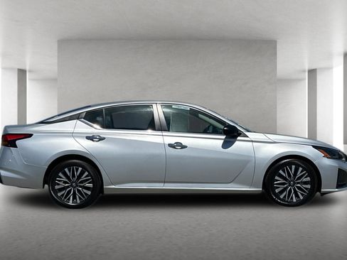 Used 2024 Nissan Altima 2.5 SV FWD image 3