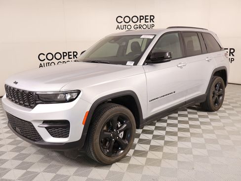 Used 2024 Jeep Grand Cherokee Altitude RWD image 10