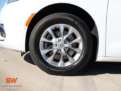 Used 2024 Chrysler Pacifica Touring-L image 12