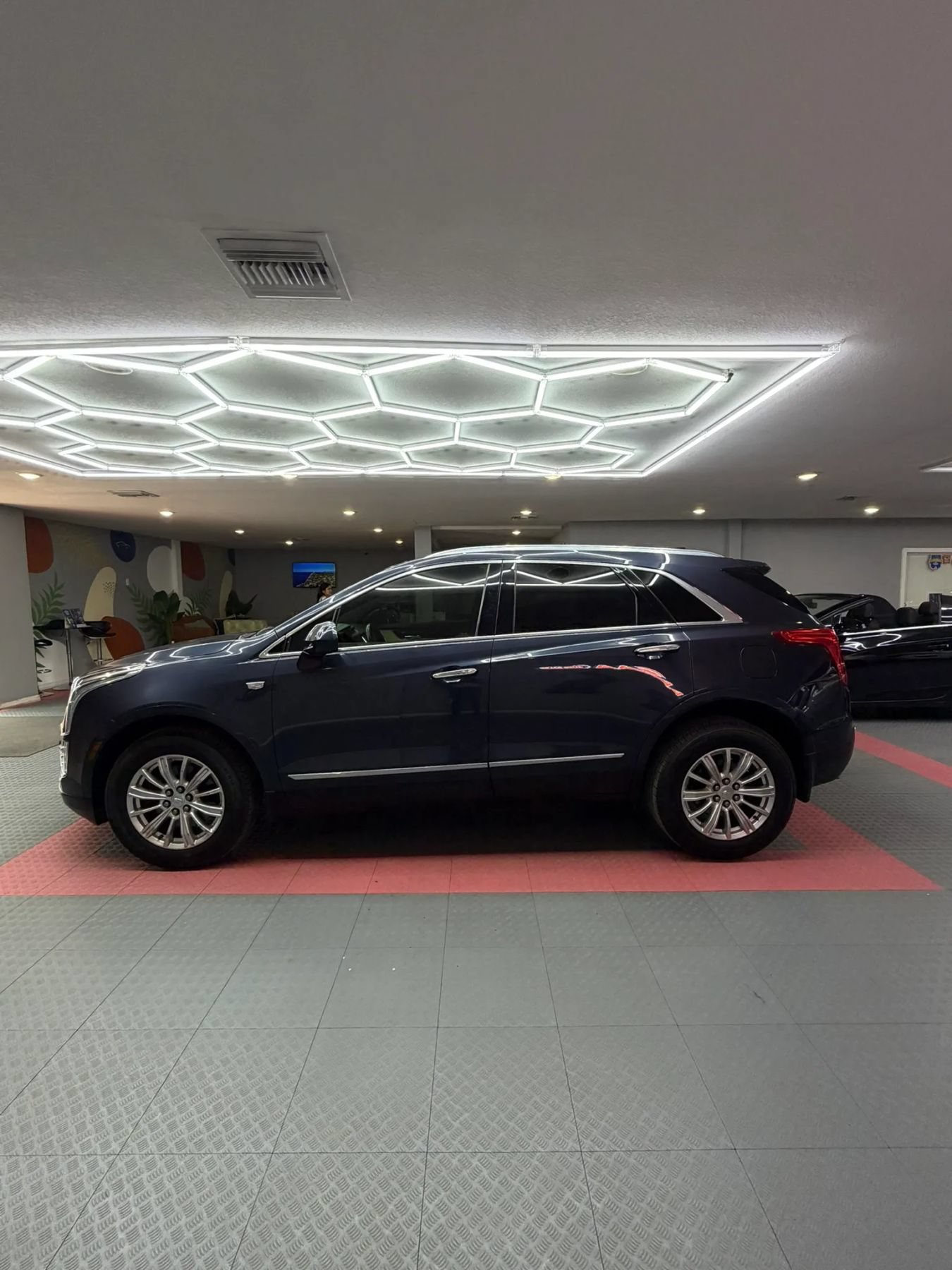 Used 2019 Cadillac XT5 FWD image 3