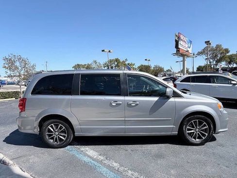 Used 2017 Dodge Grand Caravan SXT image 7