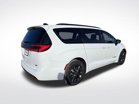 New 2026 Chrysler Pacifica Select AWD/4WD image 3