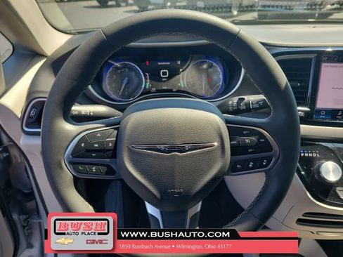 Used 2024 Chrysler Pacifica Touring-L FWD image 21