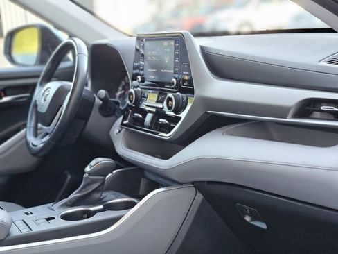 Used 2022 Toyota Highlander XLE image 13