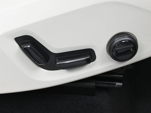 Used 2024 Volvo XC60 B5 Plus w/ Protection Package Premier image 38