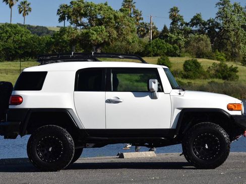 Used 2010 Toyota FJ Cruiser 4WD image 28