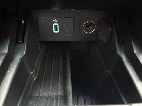 Used 2018 Ford Explorer XLT w/ Equipment Group 202A AWD/4WD image 17