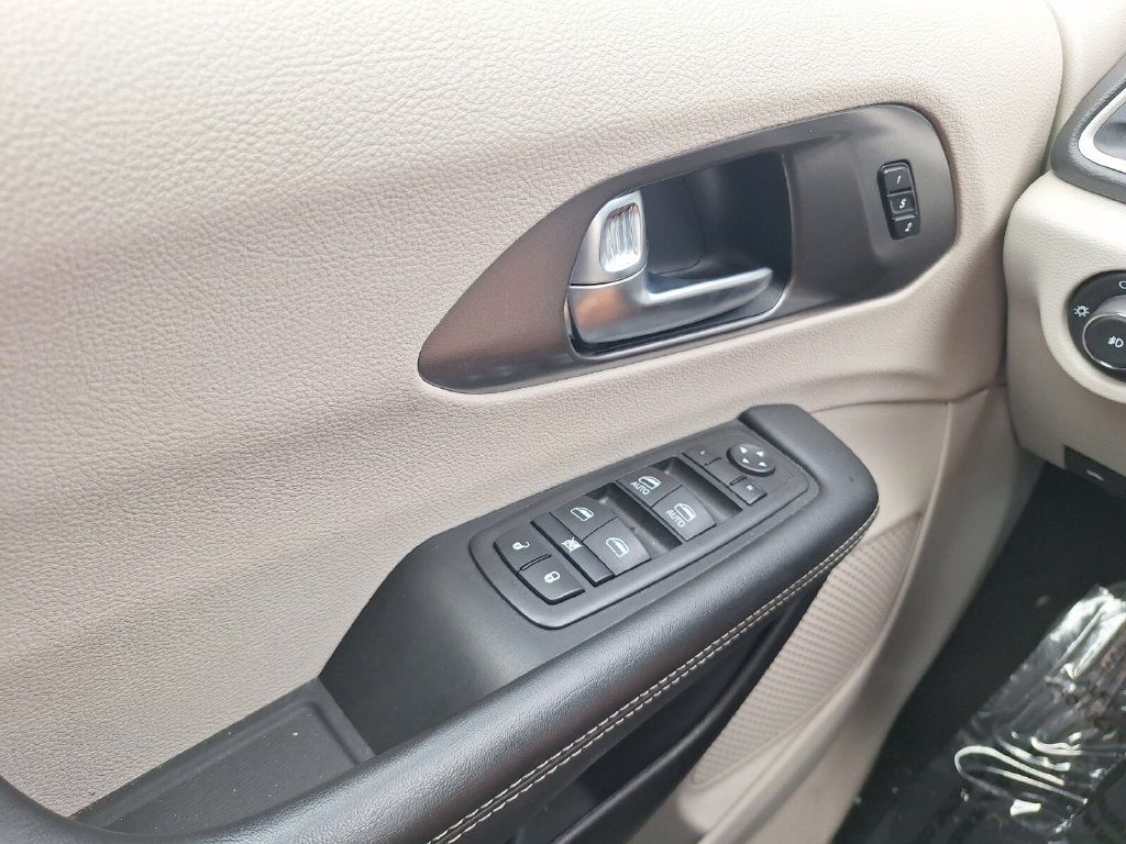 Used 2024 Chrysler Pacifica Touring-L FWD image 20