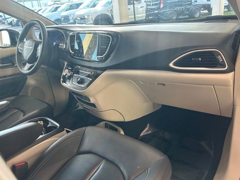 Used 2024 Chrysler Pacifica Touring-L image 24