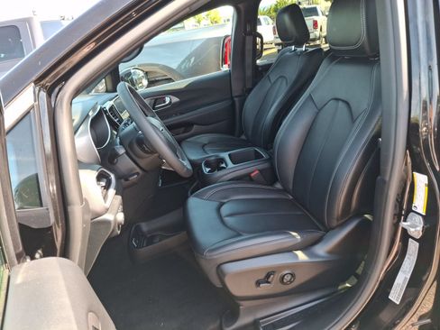 Certified 2025 Chrysler Pacifica Select FWD image 18