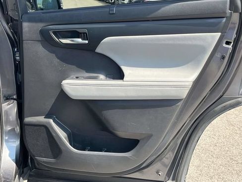 Used 2021 Toyota Highlander XLE AWD/4WD image 25