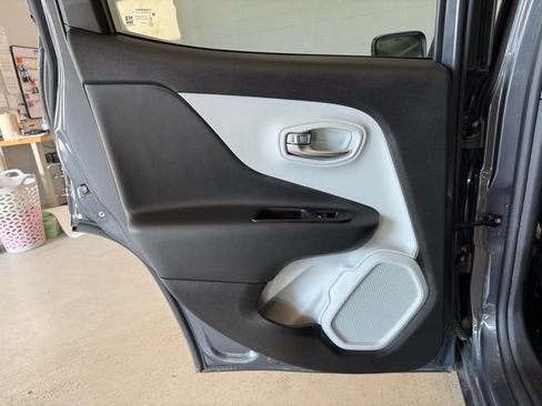 Used 2022 Jeep Renegade Limited AWD/4WD image 11