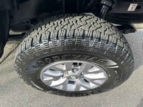 Used 2016 Toyota Tacoma SR5 w/ SR5 Appearance Package (SN) image 26