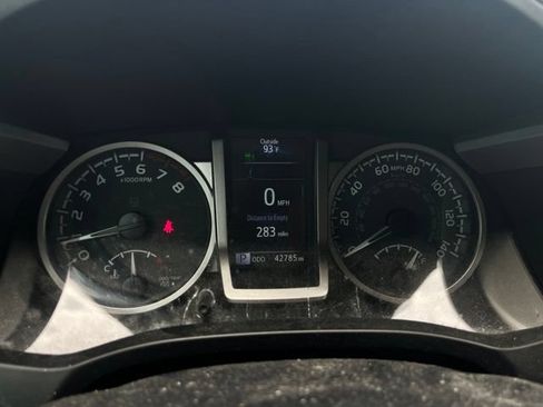 Used 2022 Toyota Tacoma SR5 RWD image 10