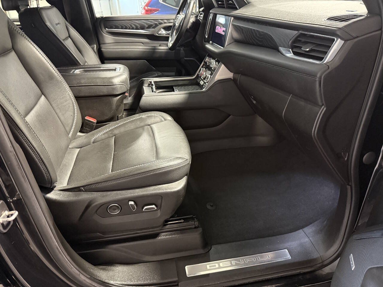 Used 2021 GMC Yukon Denali w/ Denali Ultimate Package AWD/4WD image 21