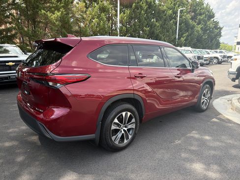 Used 2022 Toyota Highlander XLE AWD/4WD image 10