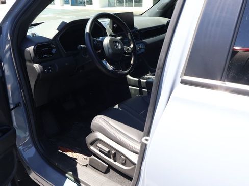 Used 2025 Honda Pilot TrailSport image 7