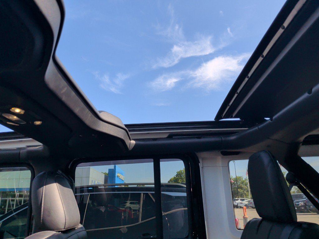 Used 2023 Jeep Wrangler Unlimited Sahara AWD/4WD image 11