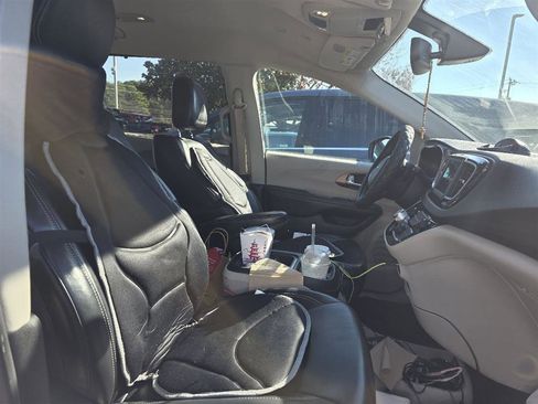 Used 2021 Chrysler Voyager Lxi image 12