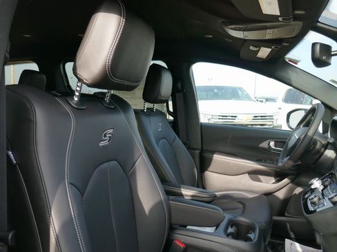 New 2026 Chrysler Pacifica Select image 9