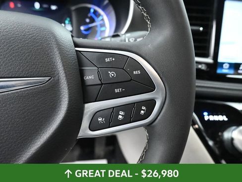 Used 2024 Chrysler Pacifica Select image 37