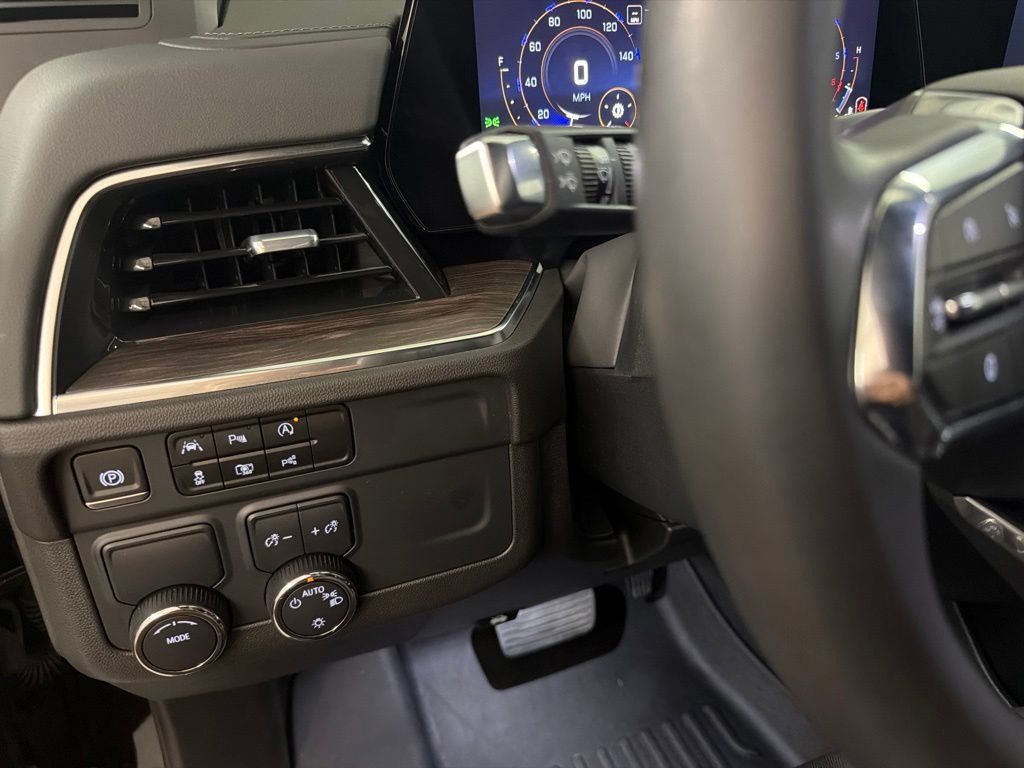 Used 2025 Chevrolet Suburban LS RWD image 39