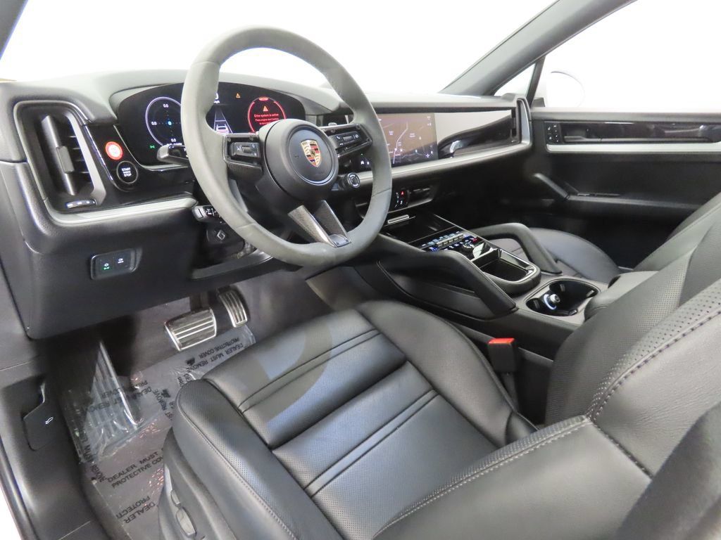 Certified 2025 Porsche Cayenne Coupe AWD/4WD image 4