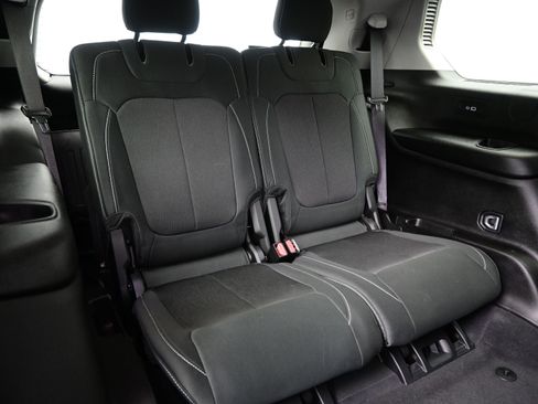 Used 2024 Jeep Grand Cherokee L Laredo w/ Luxury Tech Group I image 17