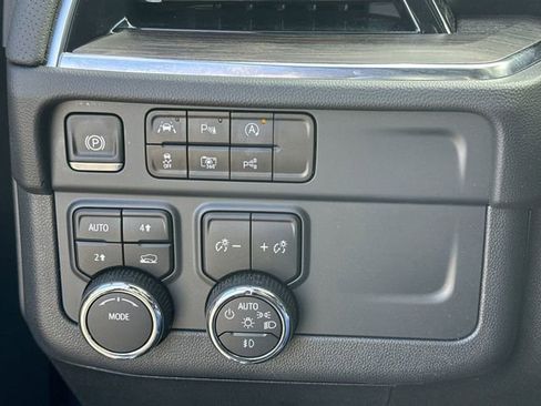 Used 2025 Chevrolet Suburban Premier image 19