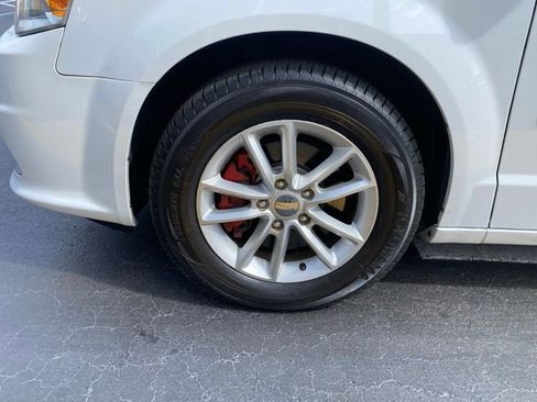 Used 2016 Dodge Grand Caravan SXT image 12