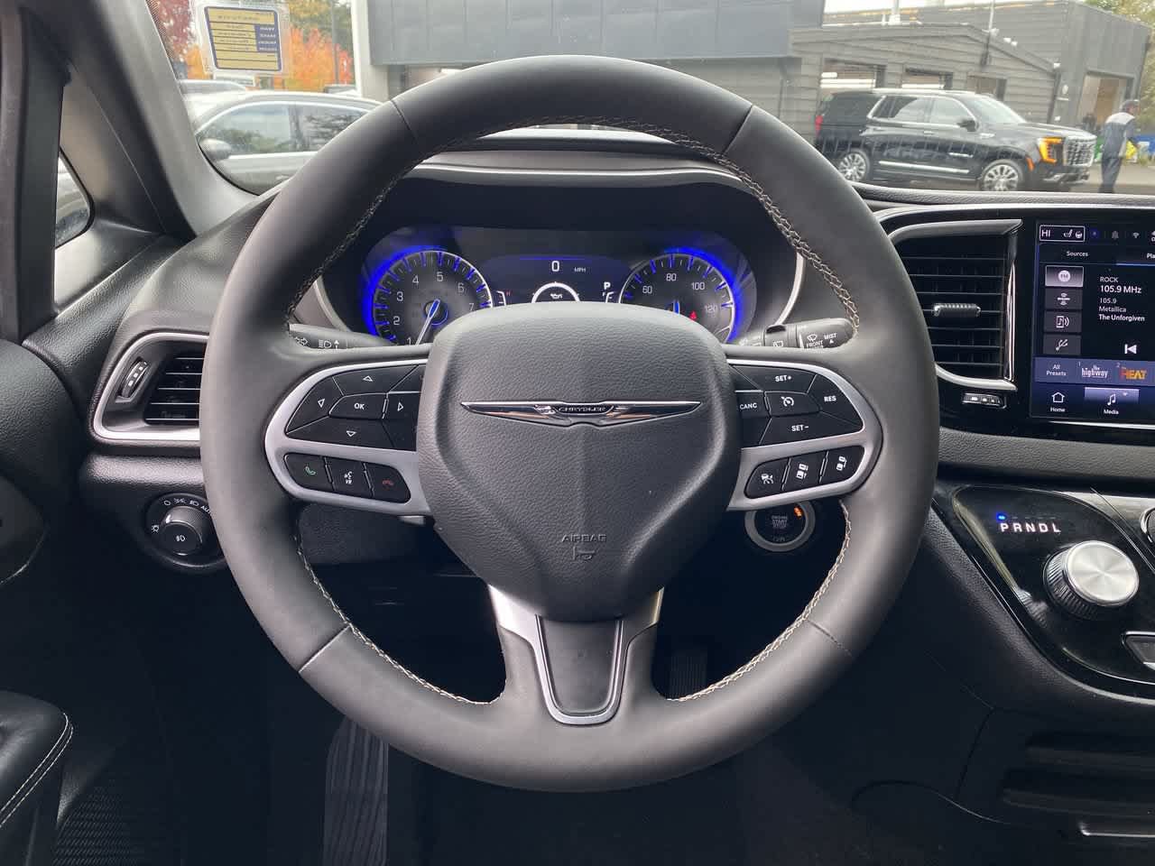 Used 2025 Chrysler Pacifica Select FWD image 18