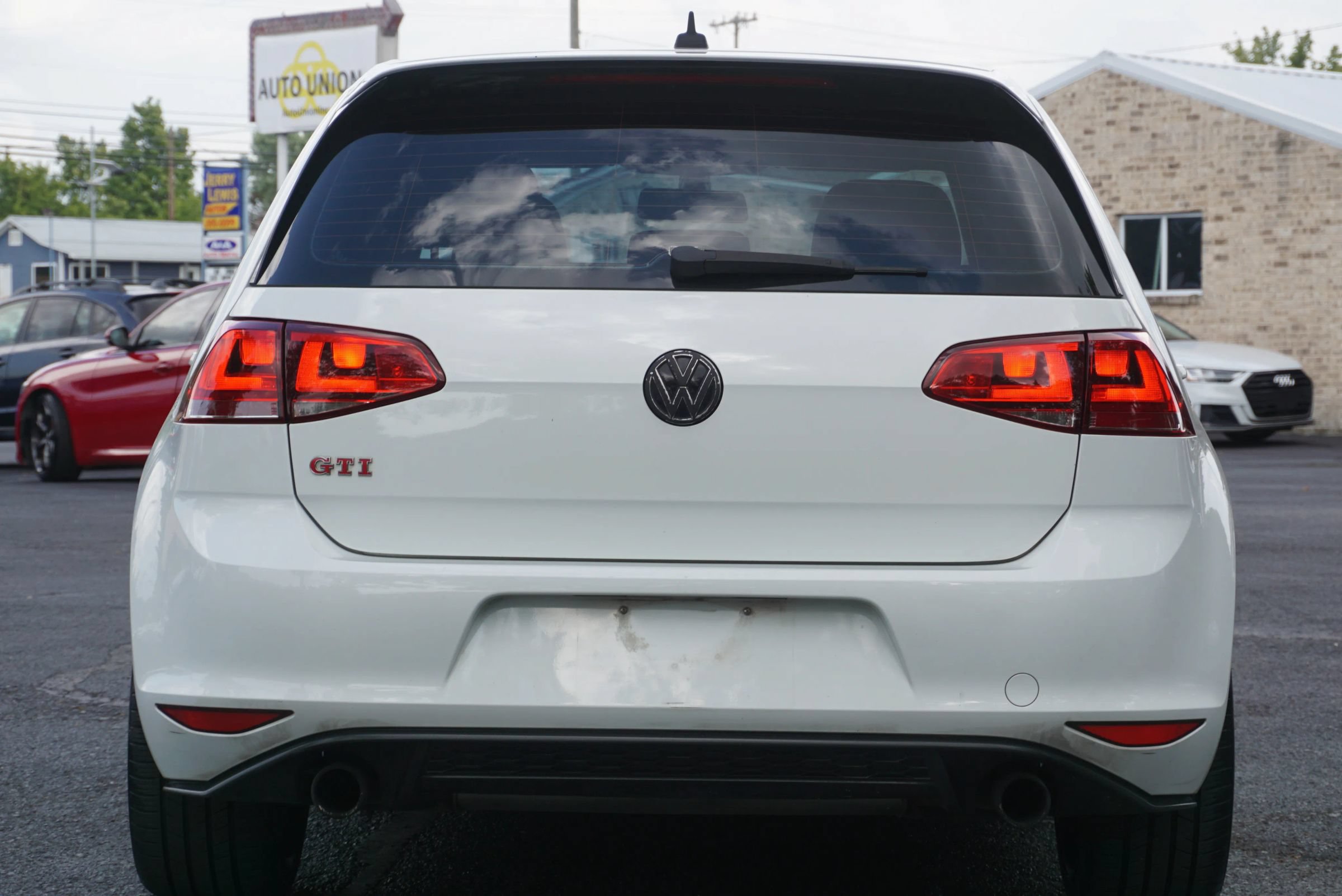 Used 2017 Volkswagen GTI SE FWD image 8