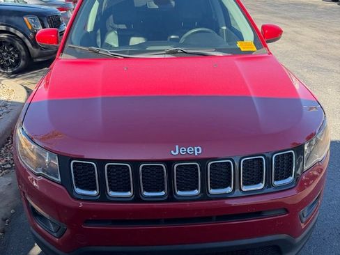 Used 2019 Jeep Compass Latitude w/ Cold Weather Group AWD/4WD image 2