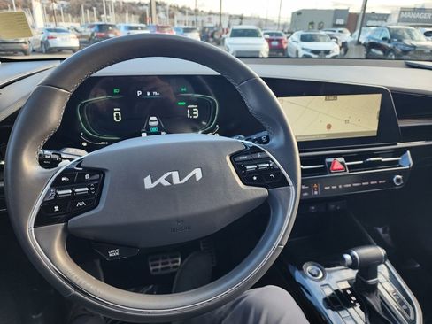 Used 2023 Kia Niro EX Touring image 17