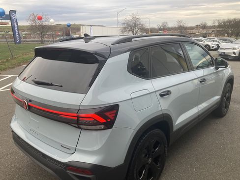 Certified 2025 Volkswagen Taos SE image 6