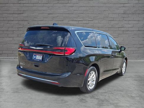 Used 2025 Chrysler Pacifica Select FWD image 11