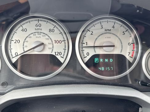 Used 2010 Chrysler Town & Country LX image 28