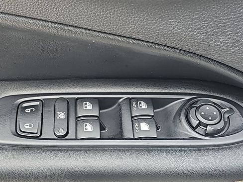 Used 2019 Jeep Compass Latitude w/ Cold Weather Group AWD/4WD image 32