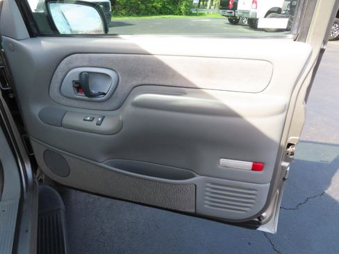 Used 1999 Chevrolet Suburban 2500 w/ Preferred Equipment Group 3 AWD/4WD image 49