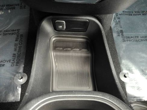 Used 2025 Chrysler Pacifica Select FWD image 48
