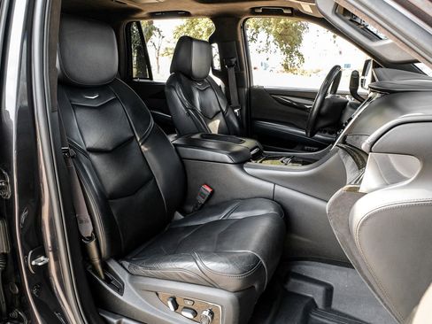 Used 2017 Cadillac Escalade Platinum image 30