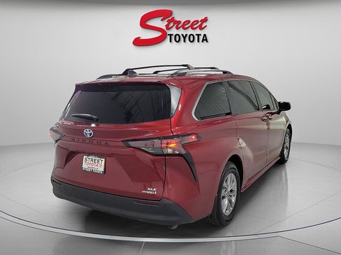 Certified 2024 Toyota Sienna XLE image 4