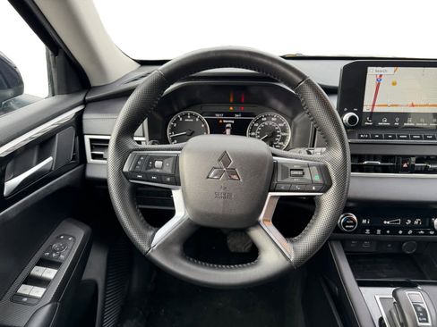 Used 2024 Mitsubishi Outlander SE image 13
